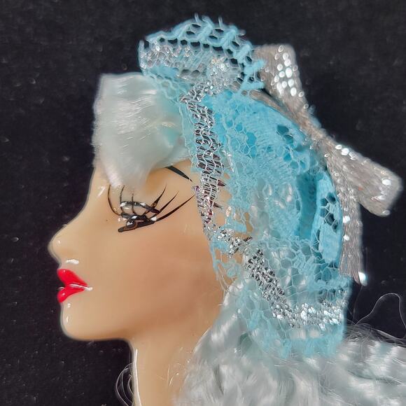 Glamour Lady Head Brooch Face With Lace and Long Blue Hair 1980's With Gift Box - Picture 5 of 8